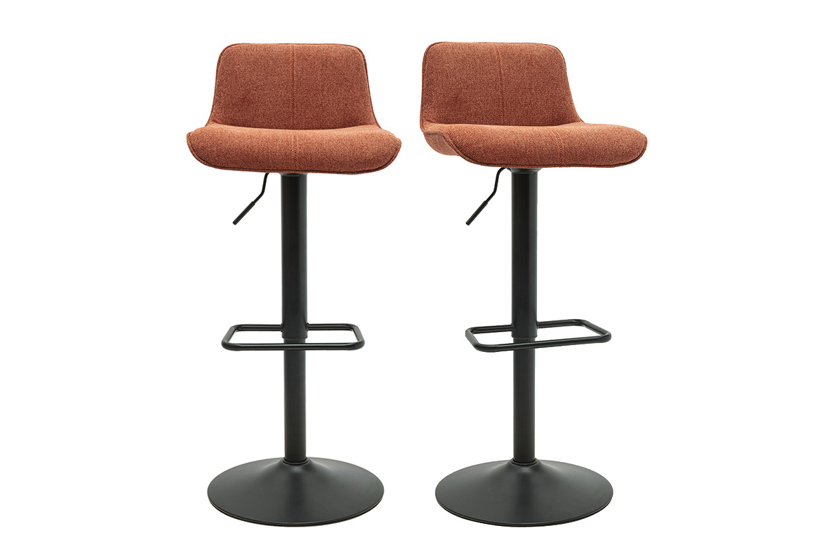 Deux tabourets de bar en velours textur� terre br�l�e, pi�tement noir, vue de face.