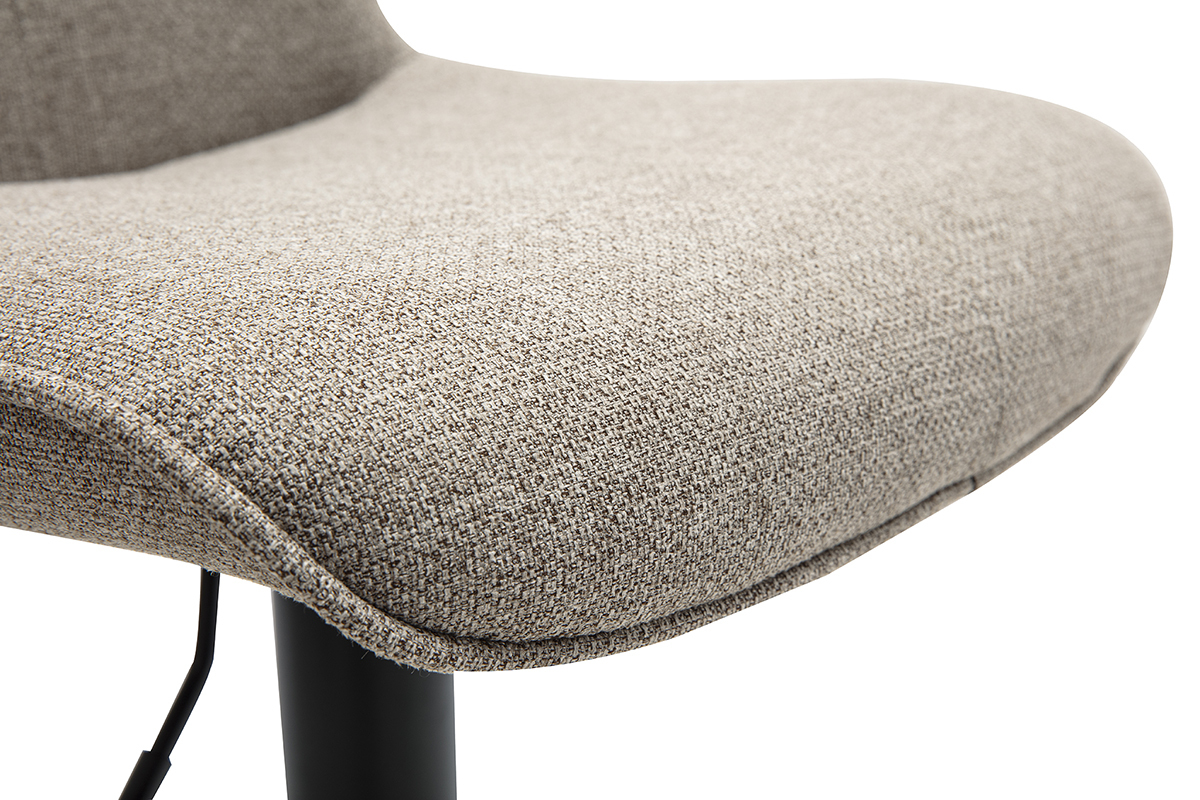 Gros plan sur l'assise taupe en tissu d'un tabouret de bar avec pied en m�tal noir.