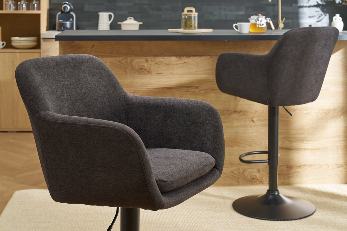 Tabourets de bar rglables en tissu effet velours gris fonc avec accoudoirs, en ambiance de cuisine.