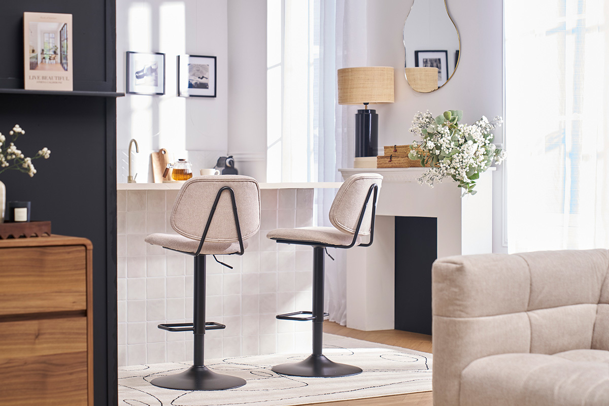 Deux tabourets de bar en tissu effet velours terre brle et mtal noir devant un comptoir.