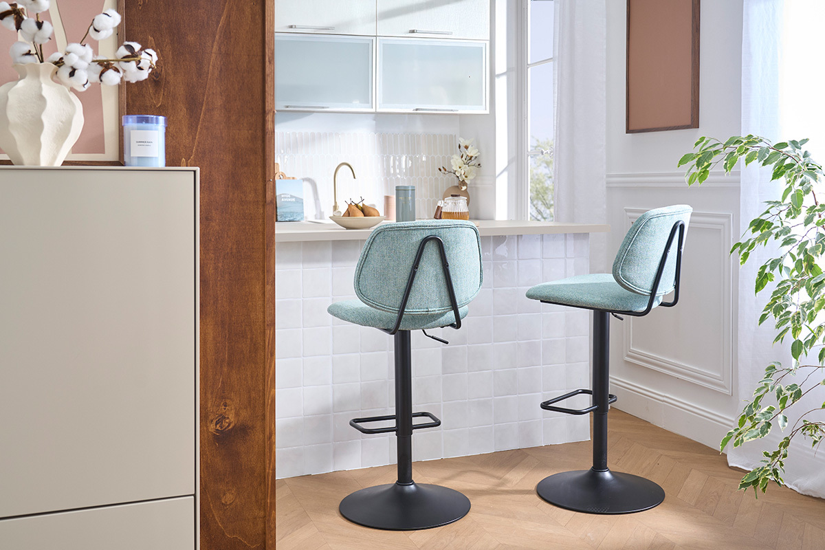 Tabourets de bar relevables design en tissu effet velours textur� vert c�ladon et m�tal noir BARNET (lot de 2)