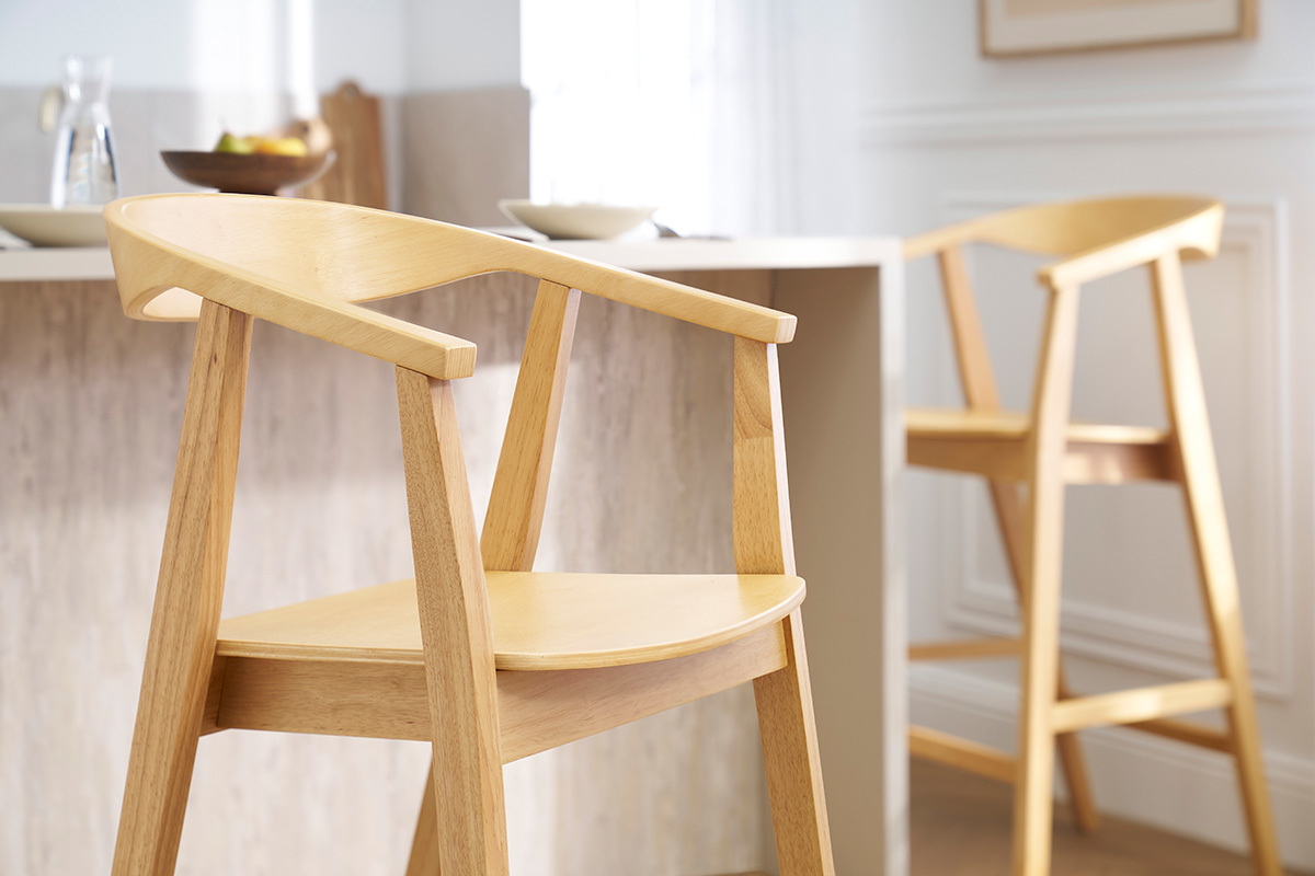 Tabourets de bar scandinaves en bois clair, vue de profil.