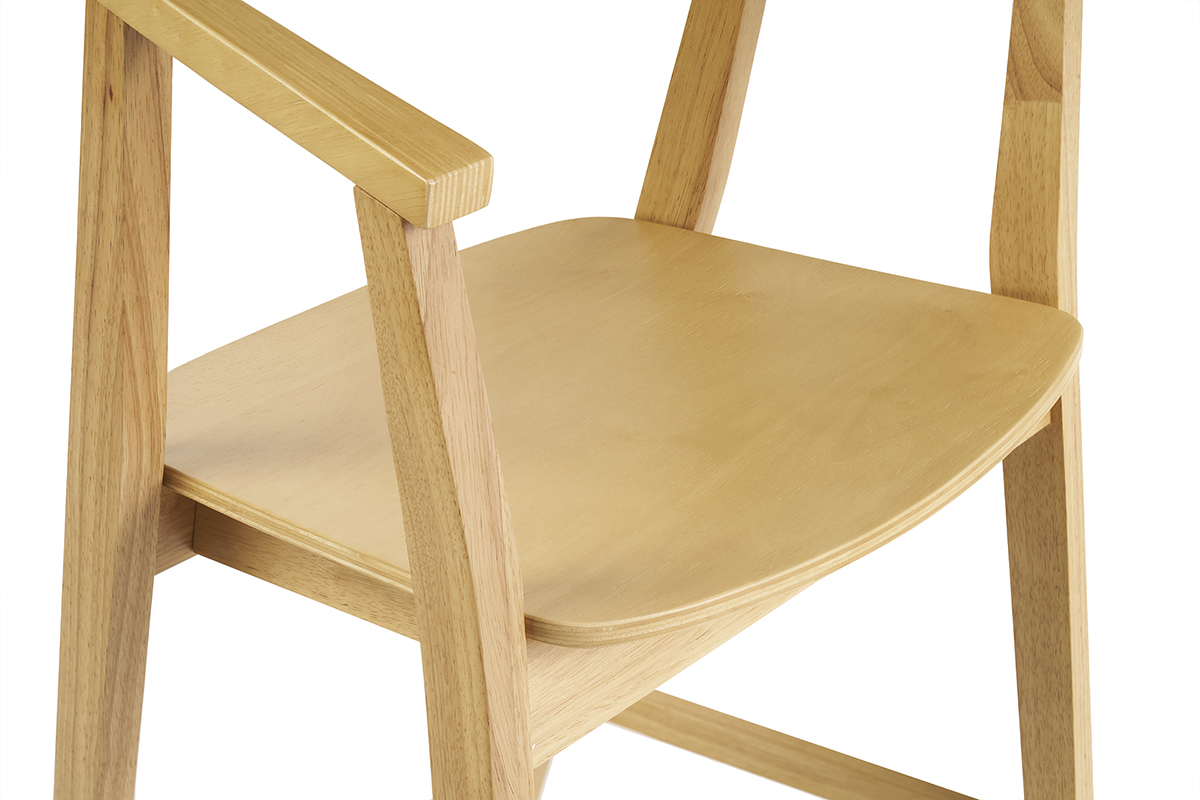 D�tail d'un tabouret de bar scandinave en bois clair avec accoudoirs.