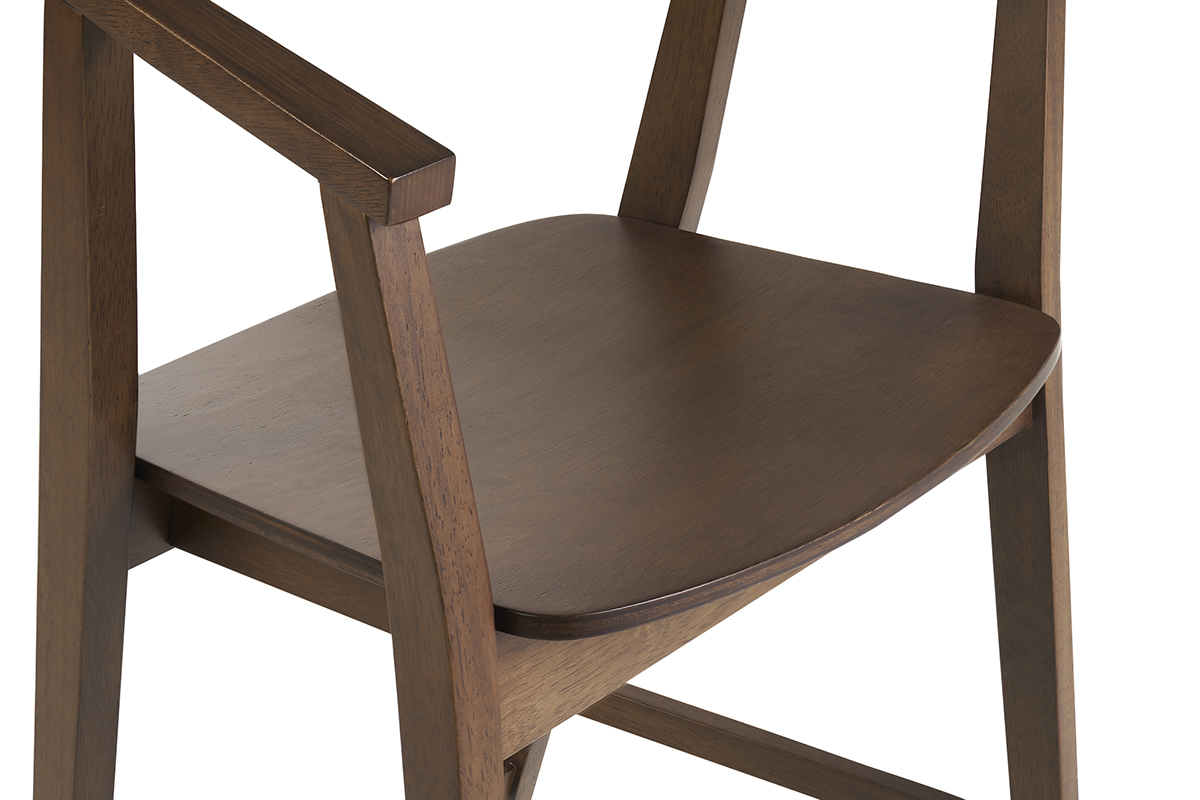 Vue partielle d'un tabouret de bar scandinave en bois fonc avec accoudoir.