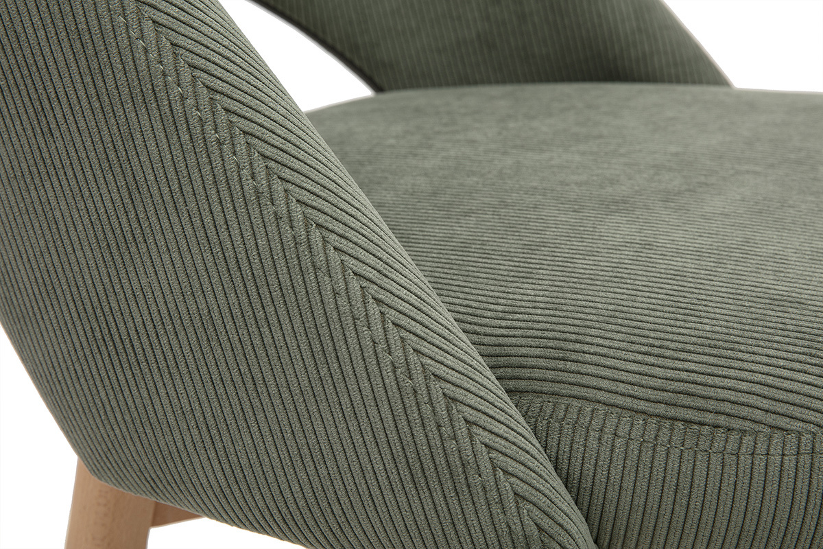 Gros plan sur un tabouret en tissu velours c�tel� vert kaki et h�v�a.