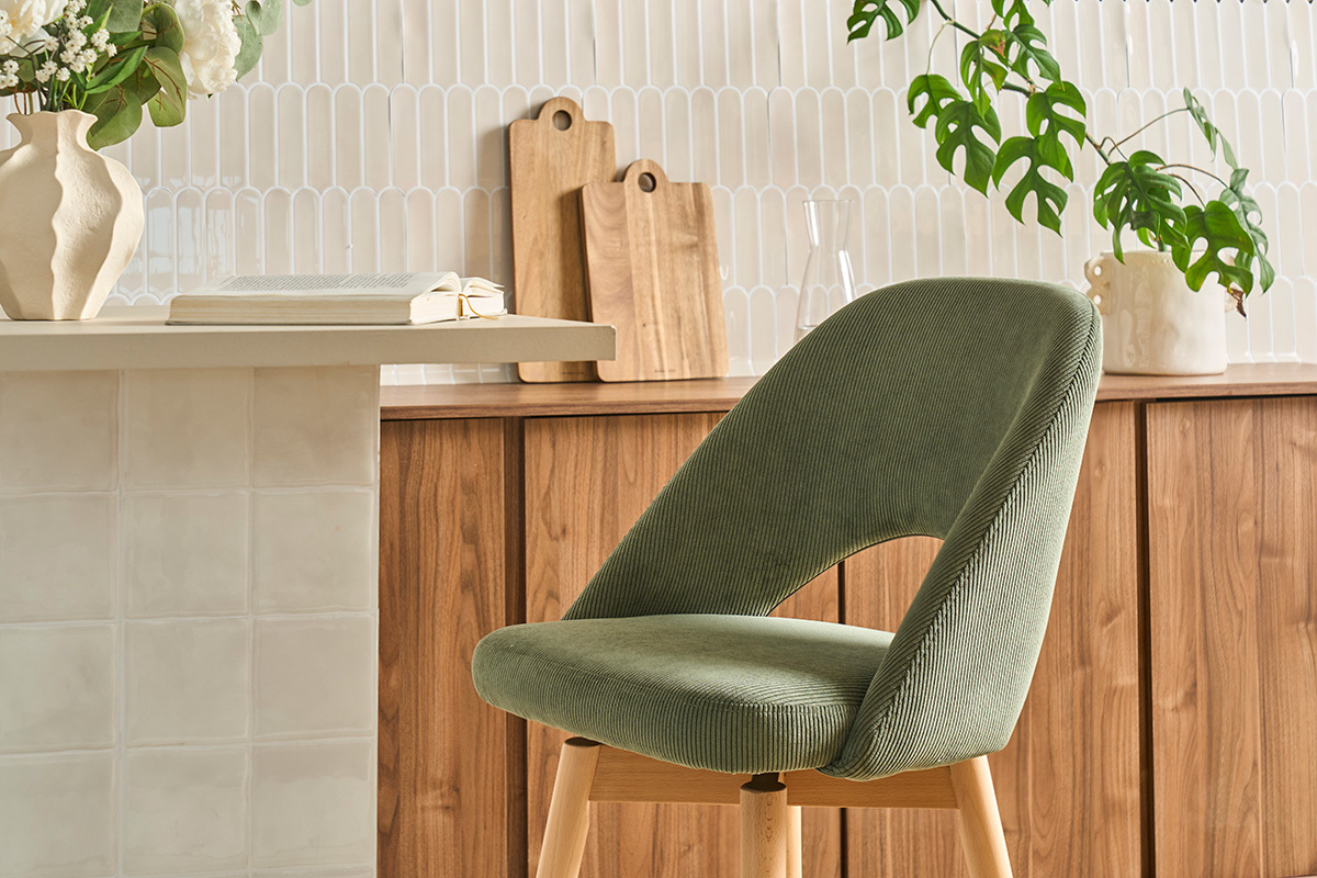 Tabourets de bar scandinaves en tissu velours c�tel� vert kaki et h�v�a massif 65 cm (lot de 2) COSETTE