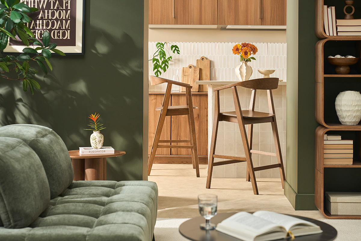 Tabourets de bar scandinaves bois fonc� dans une cuisine moderne, vue de face.