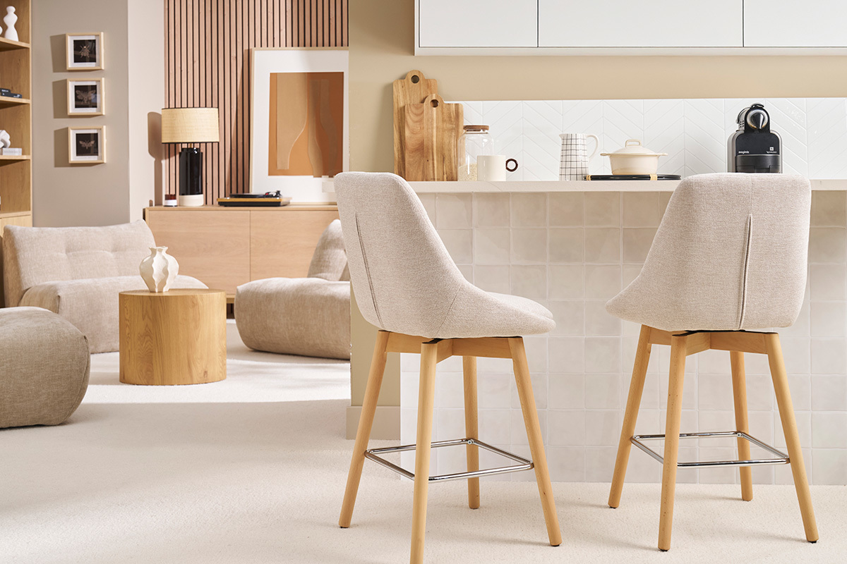 Tabourets de bar scandinaves beiges pivotants devant un comptoir, intrieur moderne.