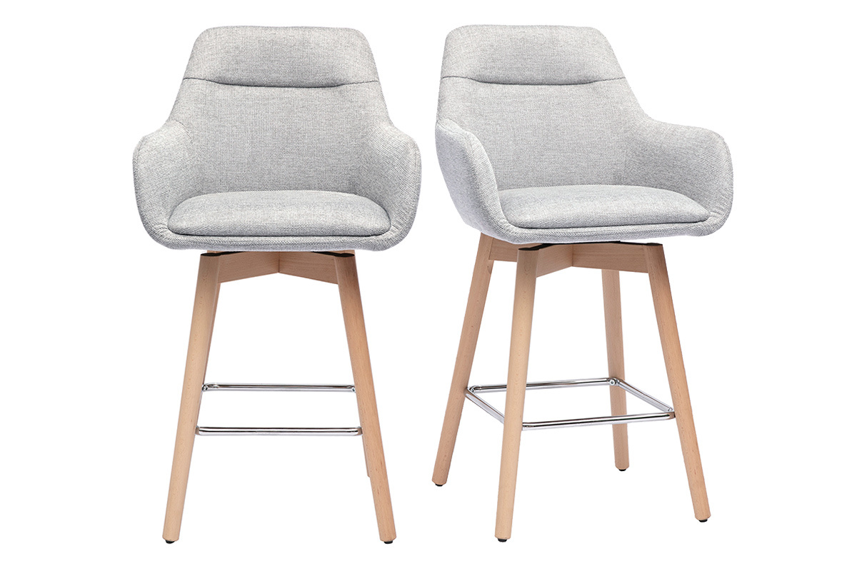 Deux tabourets de bar scandinaves gris clair  effet velours et bois clair, vue de face.