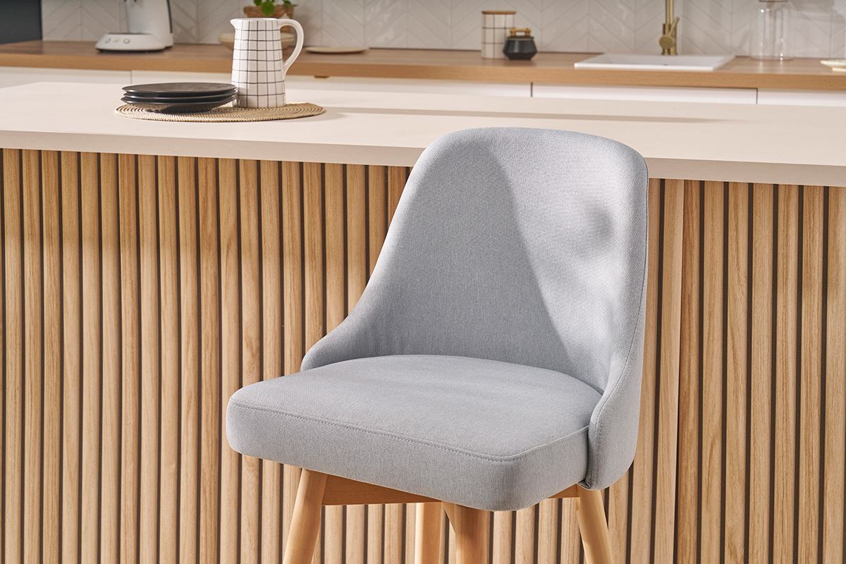 Tabourets de bar scandinaves pivotants 360 en tissu gris clair et bois htre massif H65 cm (lot de 2) HASTA