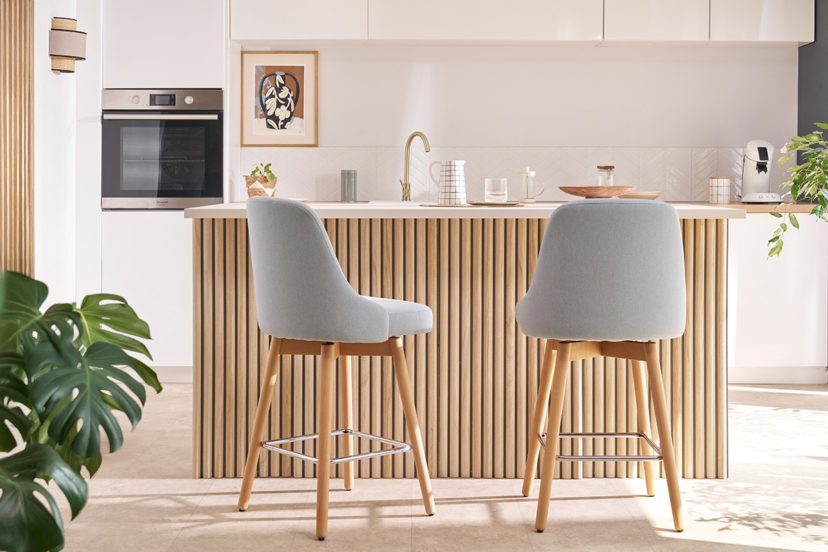 Tabourets de bar scandinaves pivotants 360 en tissu gris clair et bois htre massif H65 cm (lot de 2) HASTA