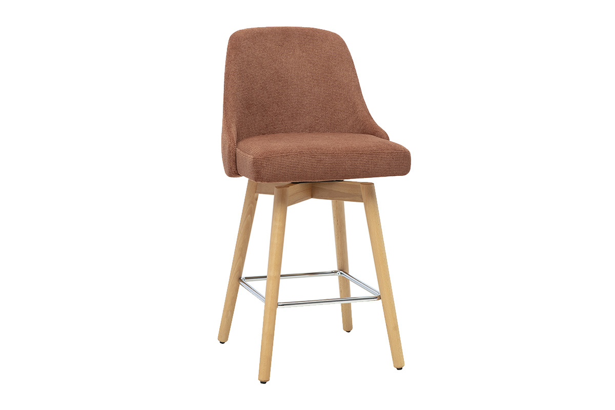 Tabouret de bar scandinave pivotant 360� en tissu chenille terre br�l�e avec pi�tement en bois h�tre, H65 cm.