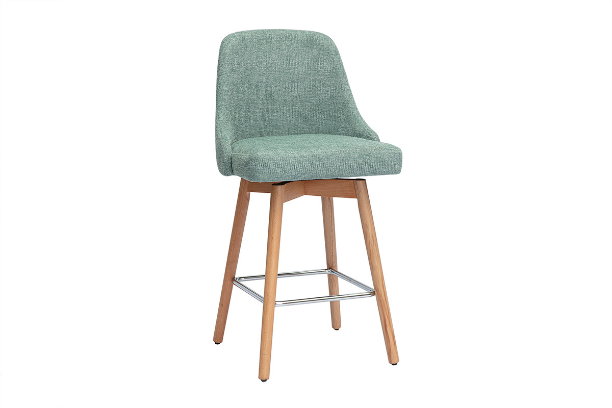Tabouret de bar scandinave vert c�ladon avec pieds en bois de h�tre et repose-pieds m�tallique, vue de 3/4.