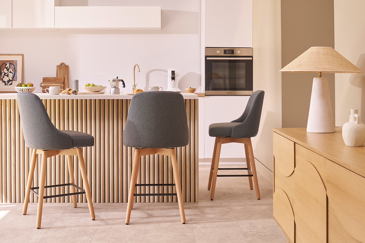 Tabourets de bar scandinaves pivotants 360� en tissu gris fonc� et bois h�tre massif H65 cm (lot de 2) HASTA