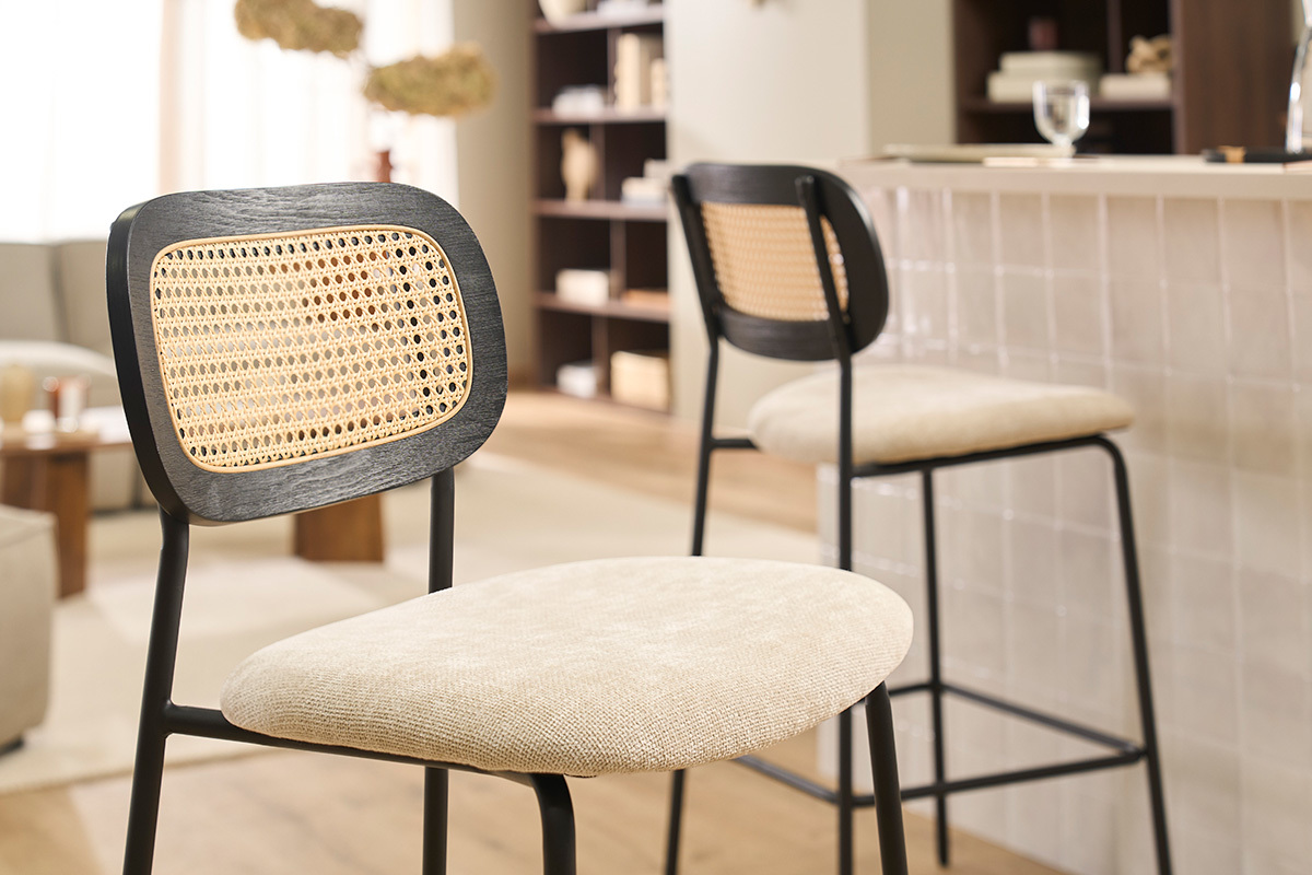Tabourets MIRANDA en tissu beige et cannage rotin, m�tal noir, vue de profil dans une cuisine.
