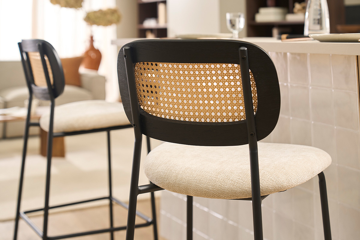 Tabourets Miranda avec dossier cannage rotin et assise beige, vue de dos.