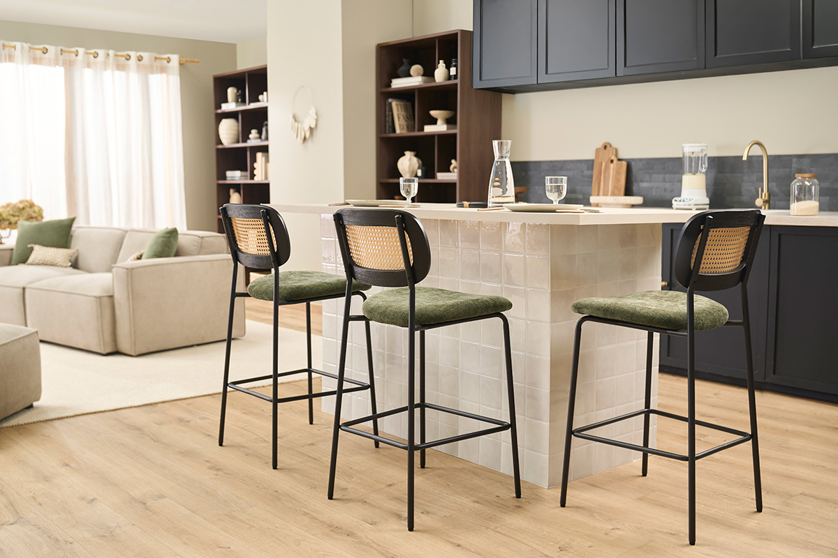 Tabourets MIRANDA verts et noirs autour d'un �lot dans une cuisine moderne.