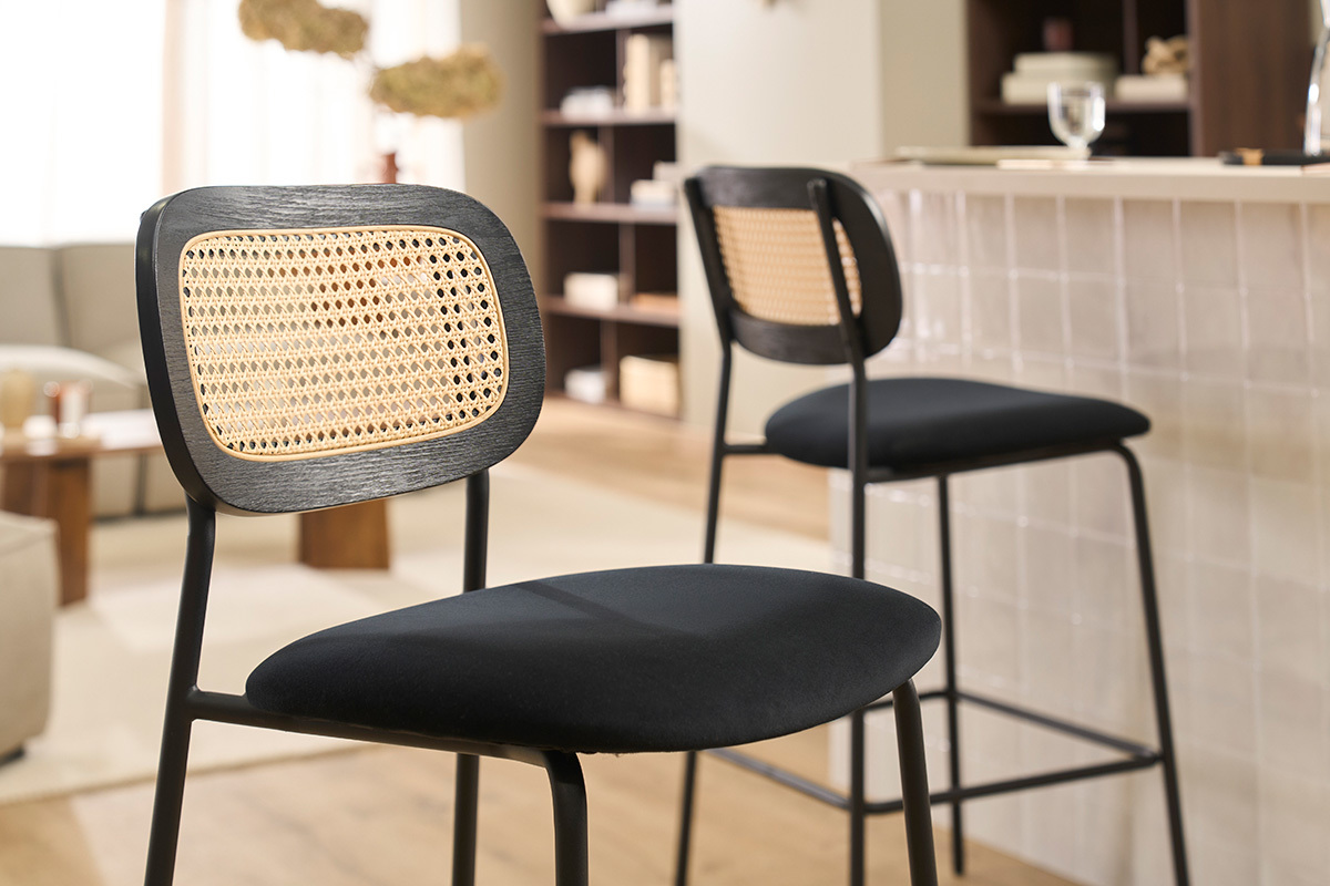 Tabourets en velours noir avec dossier en cannage rotin et structure en m�tal noir, vue en int�rieur.