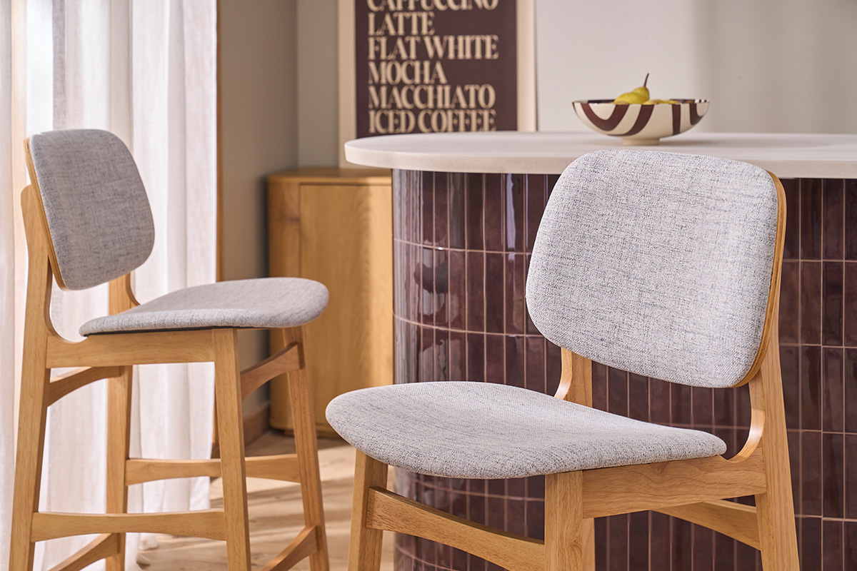 Tabourets scandinaves en bois clair fr�ne et tissu gris clair H66 cm (lot de 2) SOQUETTE
