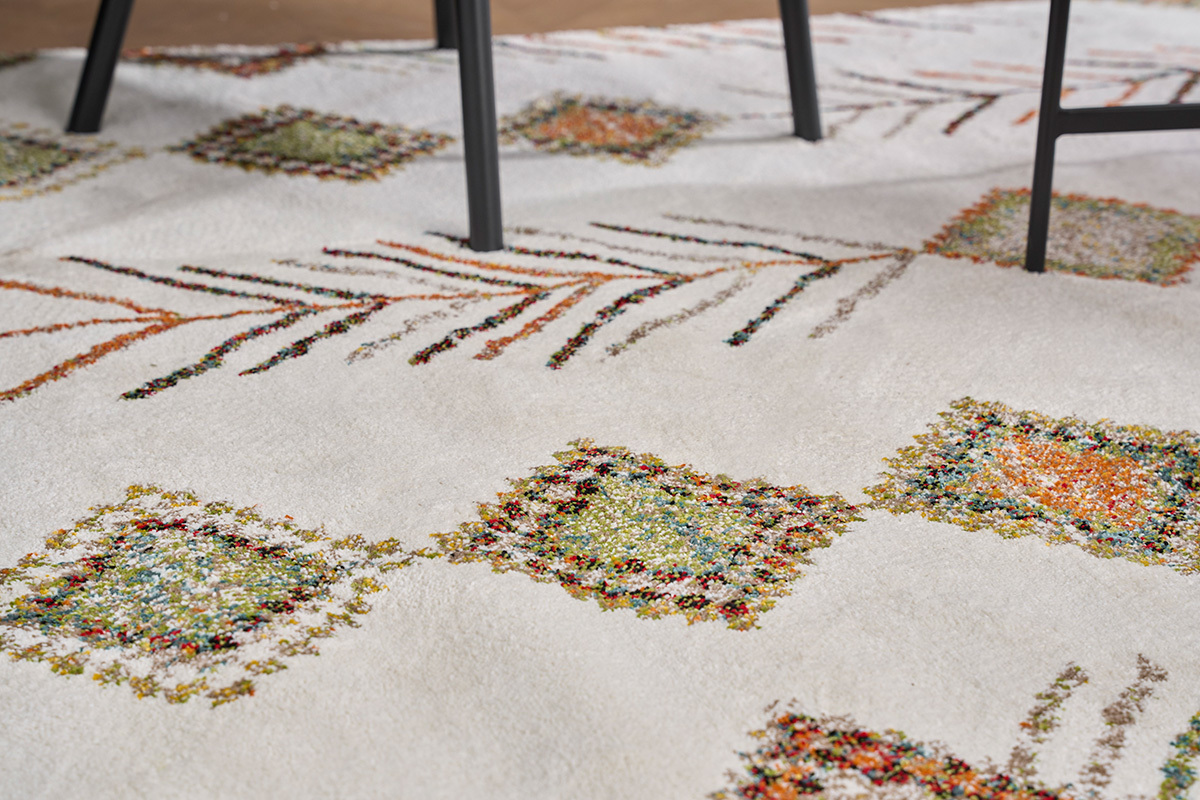 Tapis rectangulaire � motifs berb�res multicolores, fond �cru, vue en gros plan.