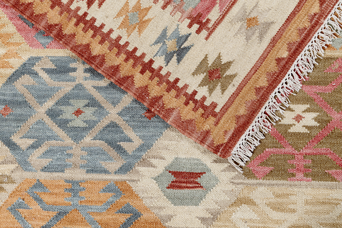 Tapis berb�re multicolore 160x230 cm MOHA, vue de dessus zoom�e avec motifs g�om�triques.