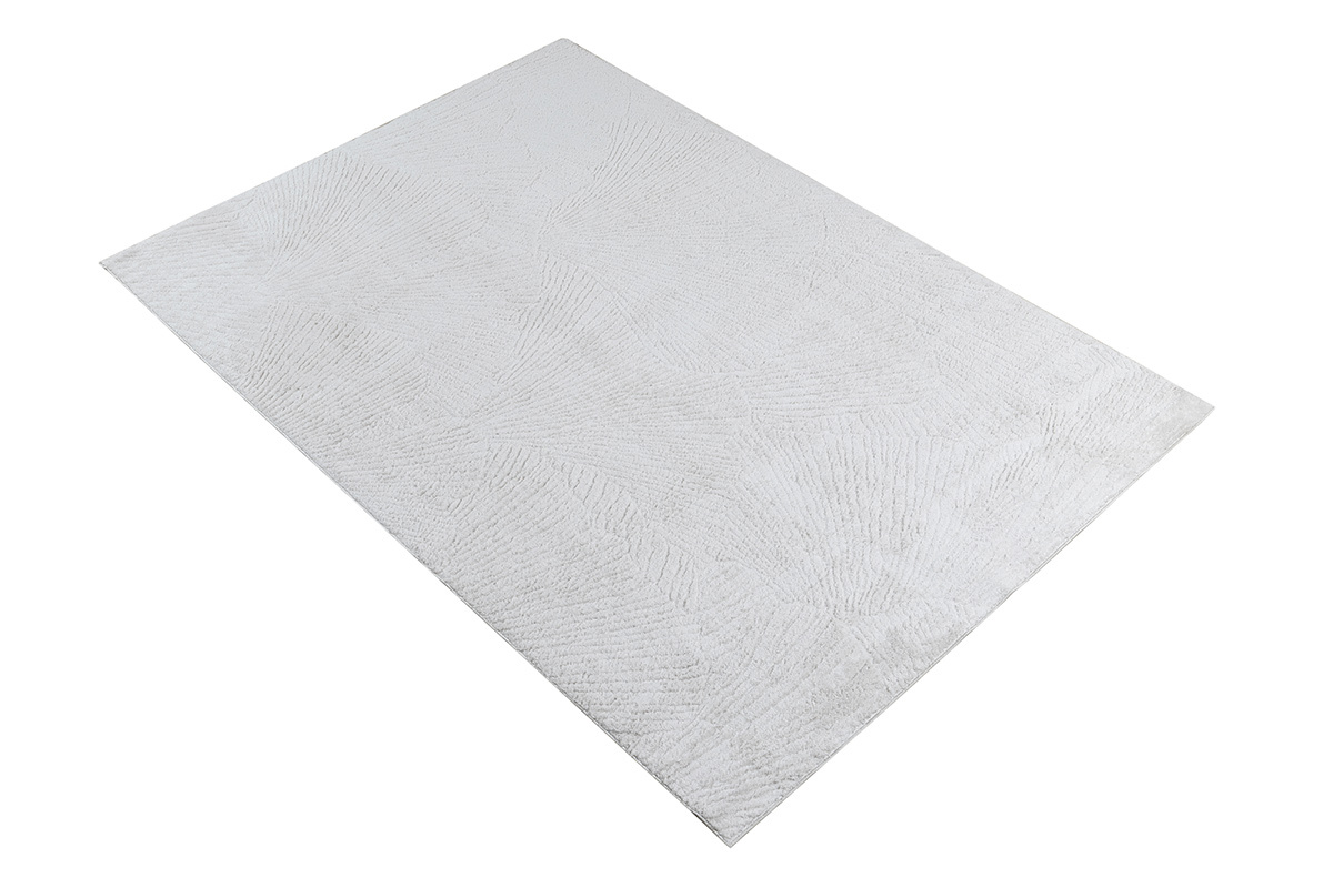 Tapis rectangulaire ivoire � motifs, vue en 3/4, dimensions 160 x 230 cm.