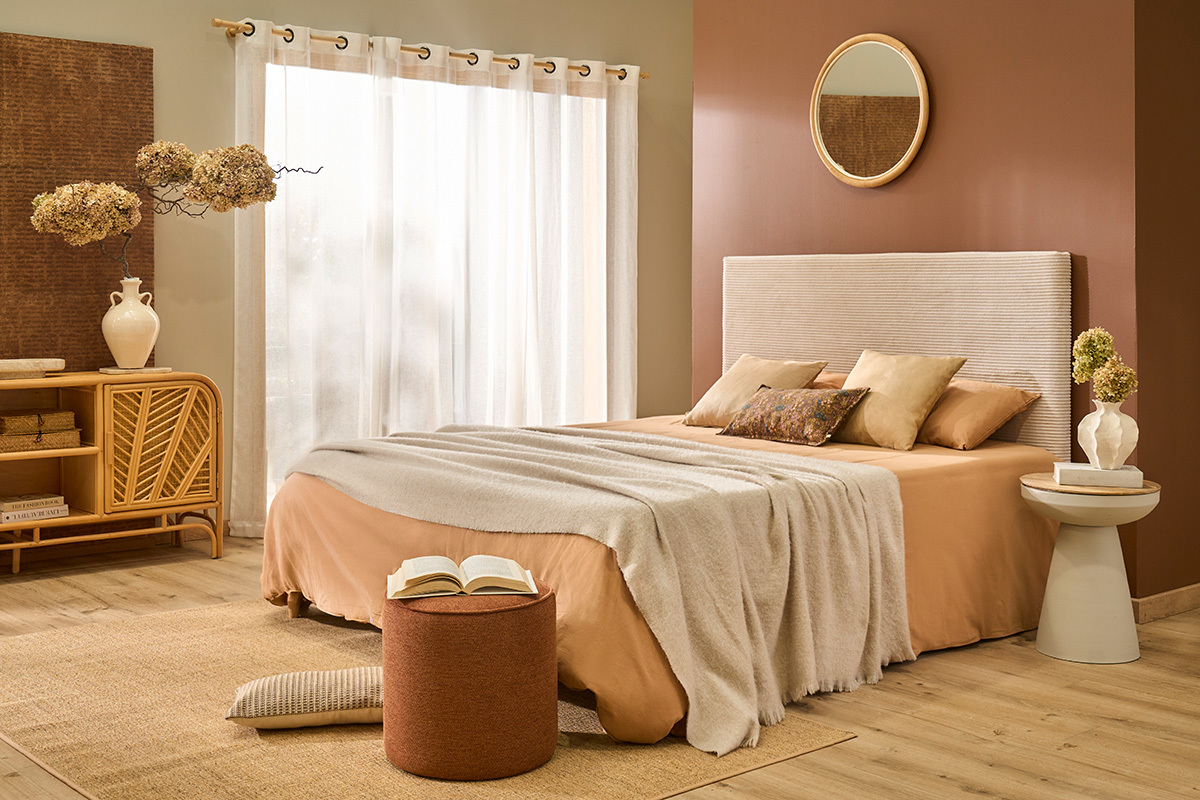 Chambre avec t�te de lit en velours c�tel� beige et d�coration int�rieure cosy.