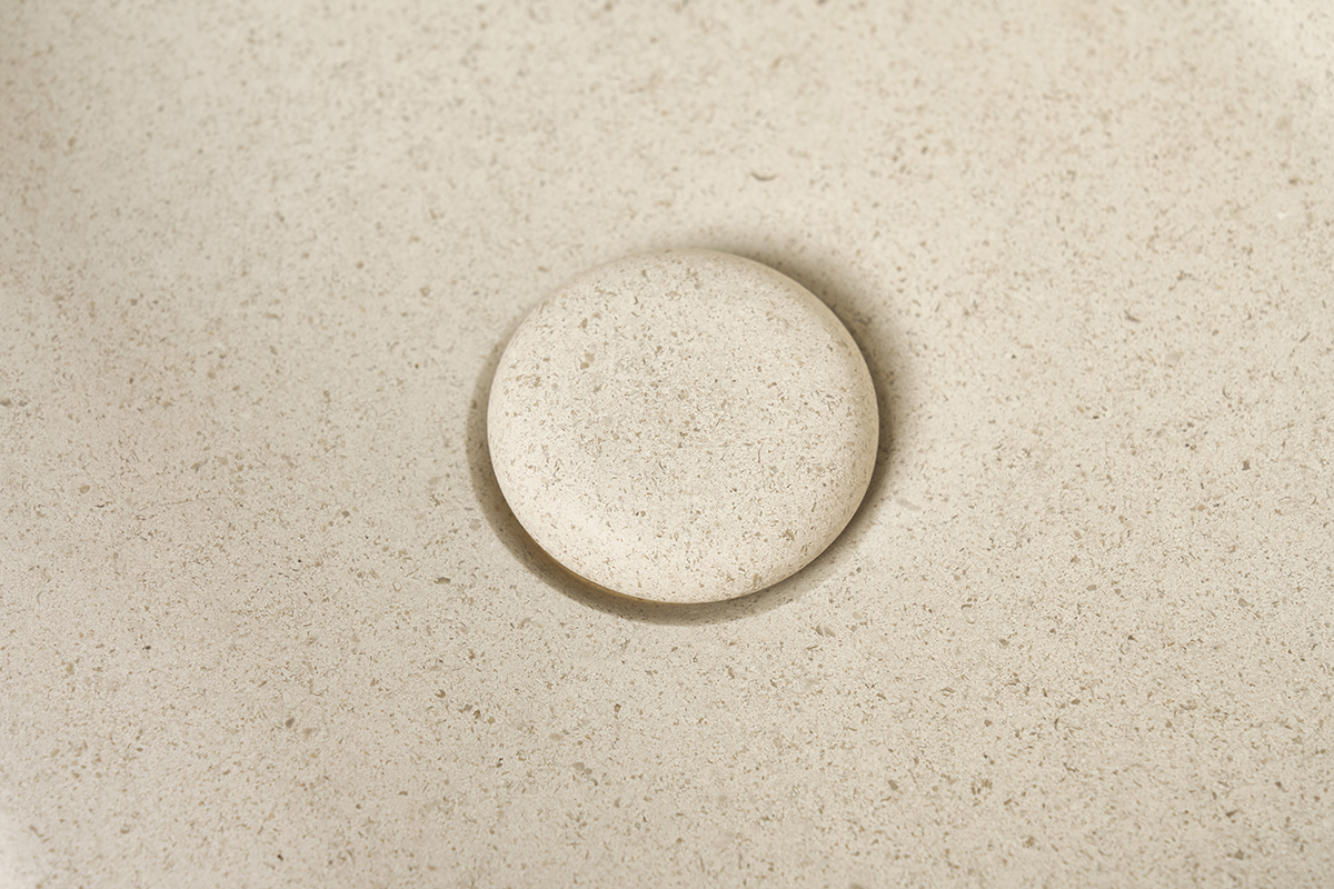 Vasque carr�e en pierre naturelle beige avec bonde, vue de pr�s, finition mate.