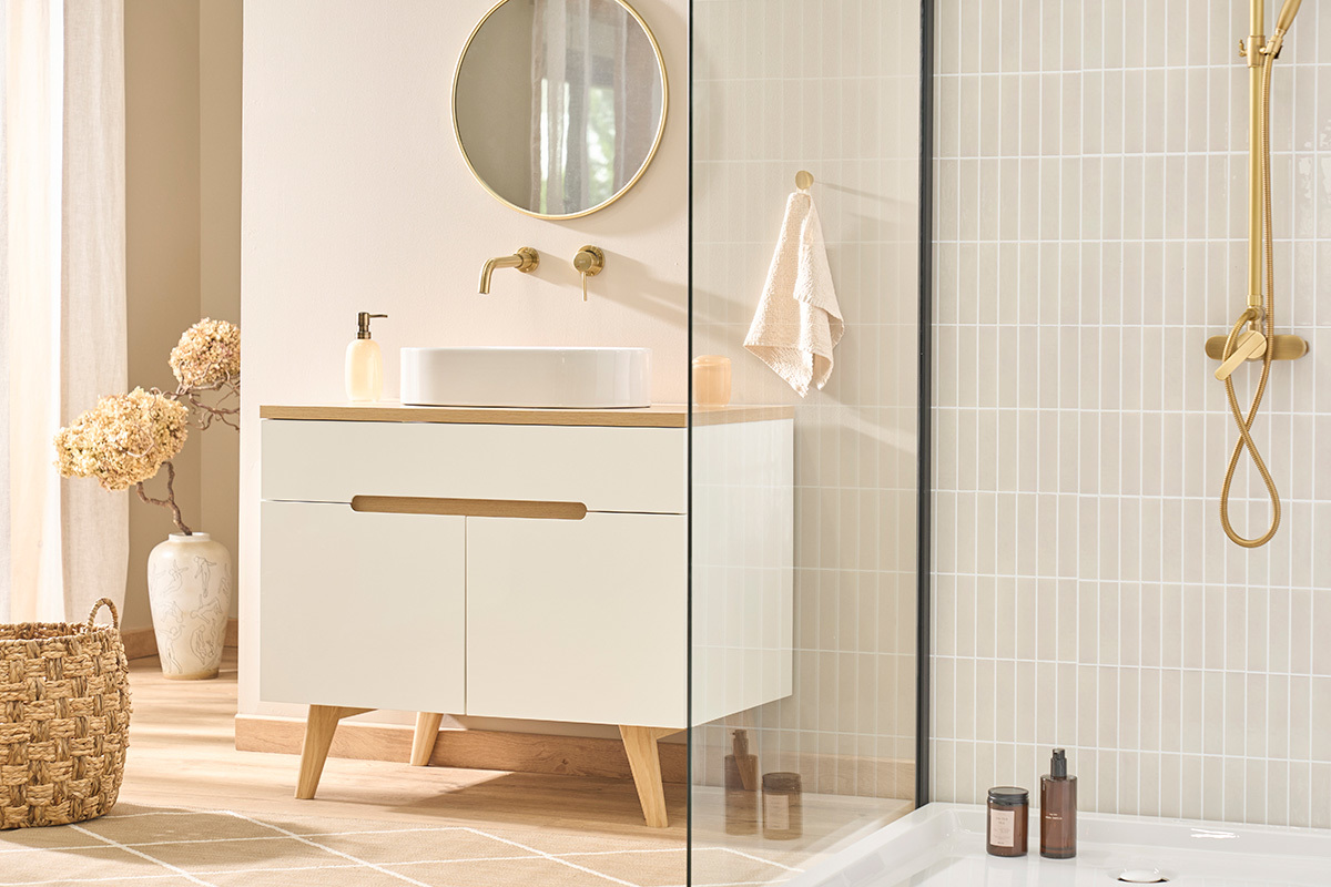 Vasque ovale en c�ramique blanche sur meuble de salle de bain, vue de 3/4