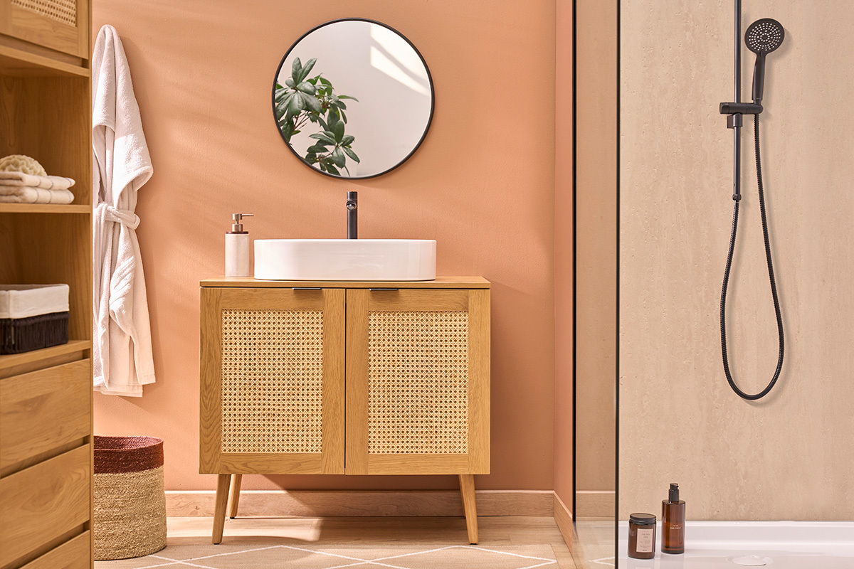 Vasque ovale en c�ramique blanche L52.5 cm YARA sur meuble en bois dans une salle de bain moderne.