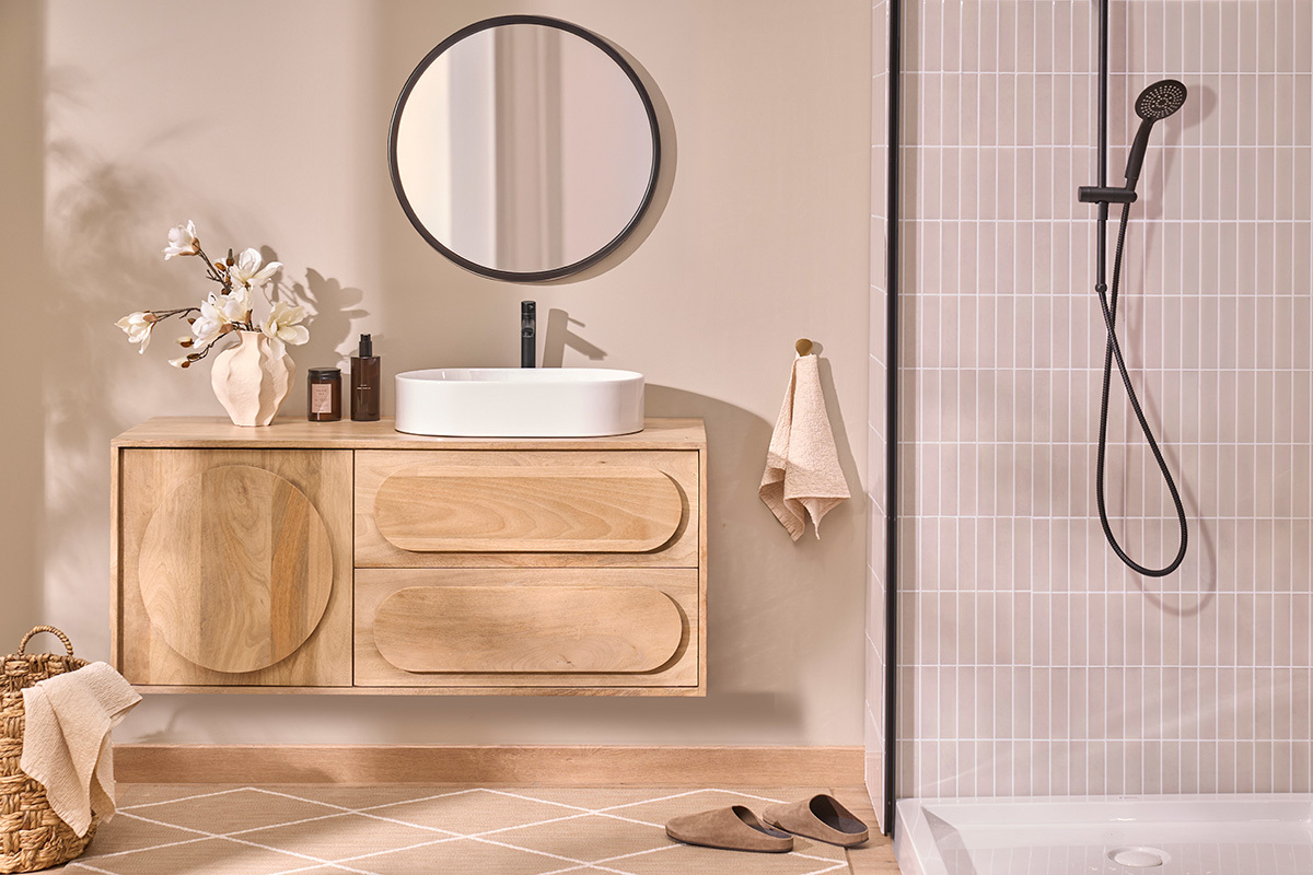 Vasque ovale en c�ramique blanche sur meuble en bois dans une salle de bain contemporaine.