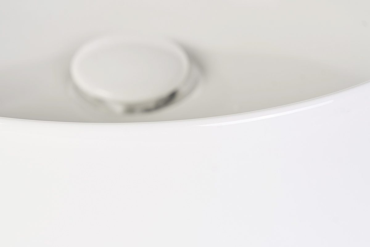 Vasque ronde en c�ramique blanche de D40.5 cm, vue rapproch�e du rebord et de la bonde.