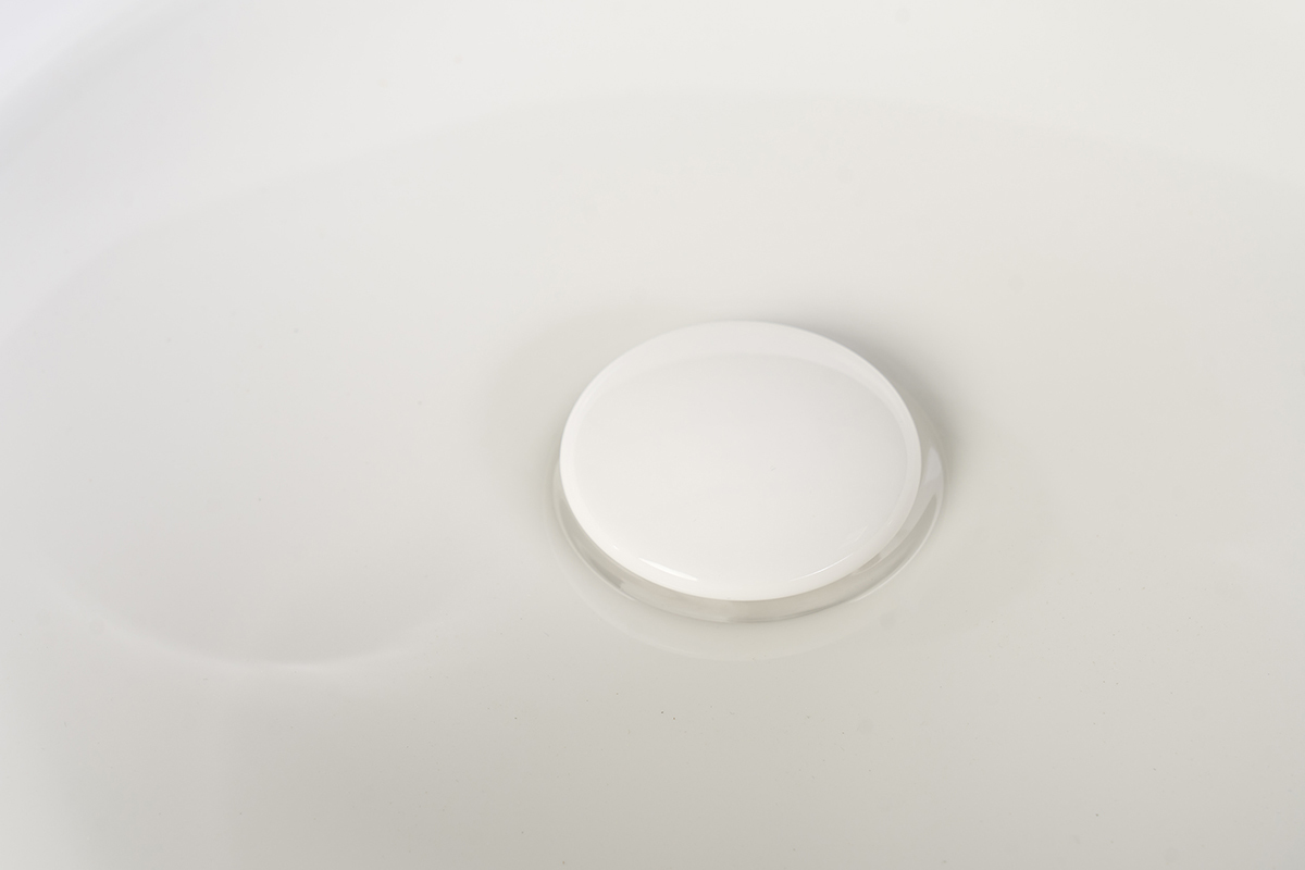 Vasque ronde en c�ramique blanche avec bonde, vue de dessus